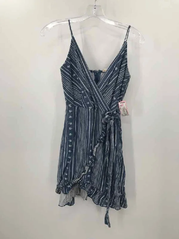 Pre-Owned Altar'd State Blue Size Small Printed Tank Top vibrant tank top